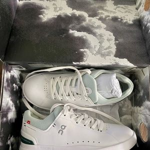 ON Advantage Court trainer - The Roger. 7.5 Super comfy just a little too big